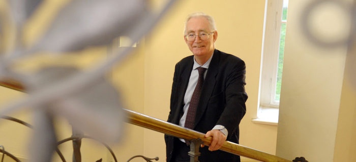 Anthony Atkinson im Treppenhaus des WZB