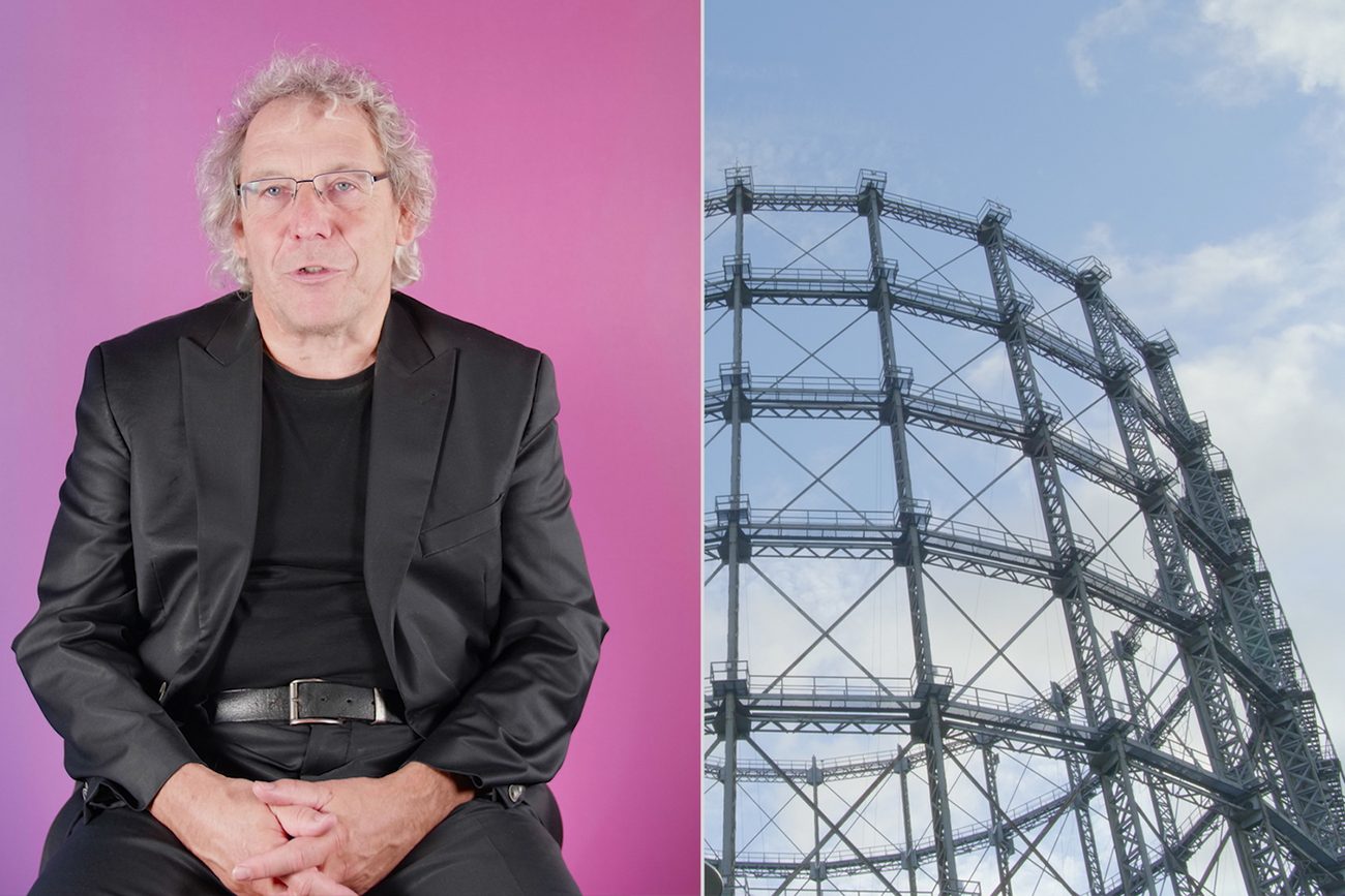 Links Andreas Knie, rechts der Gasometer in Berlin-Schöneberg